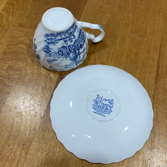 Vintage, teacup/saucer set, “Tulip Time”, by Johnson Bros. - Picture 8 of 12
